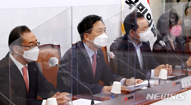 [서울=뉴시스]전진환 기자 = 김기현 국민의힘 대표 권한대행 겸 원내대표가 13일 오전 서울 여의도 국회에서 열린 비상대책위원회의에서 모두발언을 하고 있다. (공동취재사진) 2021.05.13. photo@newsis.com
