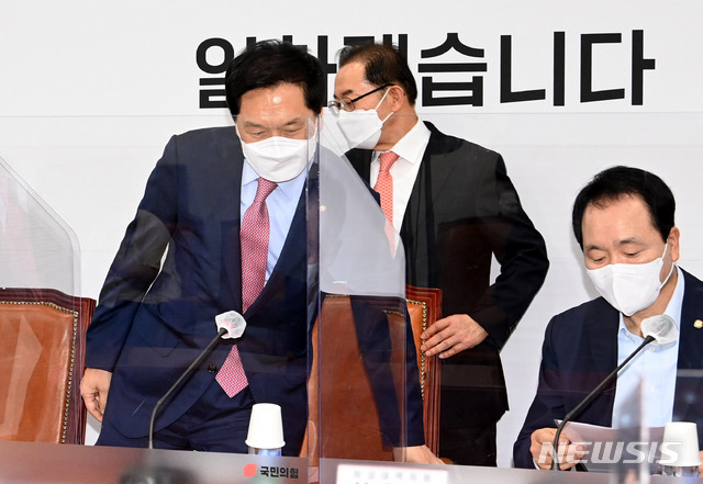 [서울=뉴시스]전진환 기자 = 김기현 국민의힘 대표 권한대행 겸 원내대표가 13일 오전 서울 여의도 국회에서 열린 비상대책위원회의에 참석하고 있다. (공동취재사진) 2021.05.13. photo@newsis.com