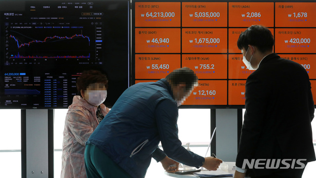 [서울=뉴시스] 이영환 기자 = 서울 강남구에 있는 암호화폐 거래소 빗썸 고객 센터 전광판. 2021.05.13. 20hwan@newsis.com 이 사진은 기사 내용과 직접적 관련 없음