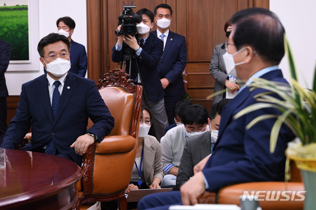 [서울=뉴시스]전진환 기자 = 윤호중 더불어민주당 원내대표가 13일 오전 서울 여의도 국회 의장실을 방문해 박병석 의장에게 김부겸 국무총리 후보자 인사청문회 인준안 처리를 위한 본회의 개의를 요청하고 있다. (공동취재사진) 2021.05.13. photo@newsis.com