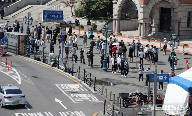 [서울=뉴시스]박주성 기자 = 코로나19 신규 확진자가 715명으로 보름 만에 최다를 기록한 13일 오전 서울 중구 서울역 광장 임시선별검사소에 시민들이 검사를 위해 줄을 서고 있다. 2021.05.13. park7691@newsis.com