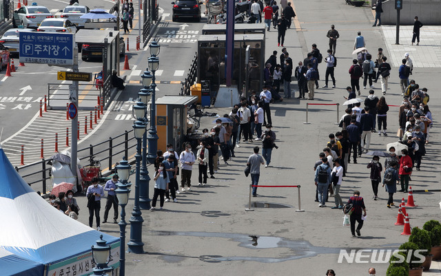 [서울=뉴시스]박주성 기자 = 코로나19 신규 확진자가 715명으로 보름만에 최다를 기록한 13일 오전 서울 중구 서울역 광장 임시선별검사소에 시민들이 검사를 위해 줄을 서고 있다. 2021.05.13. park7691@newsis.com