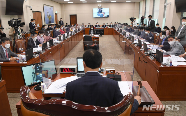 [서울=뉴시스]최동준 기자 = 산업통상자원중소벤처기업위원회 전체회의가 열린 지난 13일 서울 여의도 국회에서 이학영 위원장이 의사봉을 두드리고 있다. (공동취재사진) 2021.05.13. photo@newsis.com