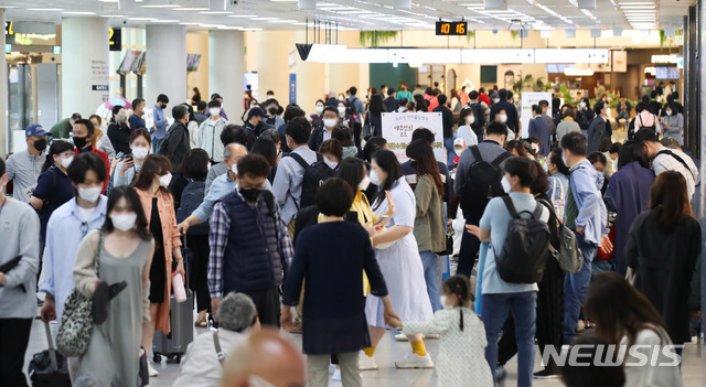 [제주=뉴시스]우장호 기자 = 제주 지역 코로나19 확진자가 급증세를 보이고 있는 13일 오전 제주국제공항 1층 도착장이 관광객들로 붐비고 있다. 2021.05.13. woo1223@newsis.com