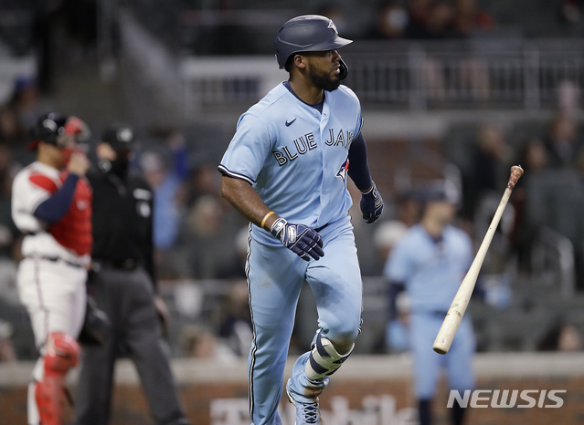 [애틀랜타=AP/뉴시스] 토론토 블루제이스의 테오스카 에르난데스가 13일(한국시간) 미국 조지아주 애틀랜타 트루이스트파크에서 열린 2021 메이저리그(MLB) 애틀랜타 브레이브스와 원정경기에서 9회초 투런 홈런을 때려낸 뒤 배트를 던지고 있다. 2021.05.13