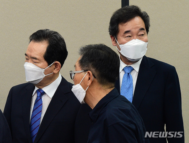 [서울=뉴시스]김진아 기자 = 정세균 전 국무총리와 이낙연 더불어민주당 전 대표가 13일 서울 여의도 국회에서 열린 더불어민주당 상임고문단 간담회에 참석하고 있다. (공동취재사진) 2021.05.13. photo@newsis.com