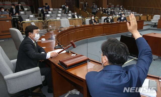 [서울=뉴시스]김진아 기자 = 인사청문특별위원회 서병수 위원장과 박찬대 더불어민주당 간사가 13일 오전 서울 여의도 국회에서 국무총리(김부겸) 임명동의에 관한 인사청문특별위원회 전체회의에서 귀엣말을 나누고 있다. 이날 여·야 이견으로 인해 국민의힘 김도읍 간사, 이양수 의원, 조수진 의원이 회의 도중 회의장을 나섰다. (공동취재사진) 2021.05.13. photo@newsis.com