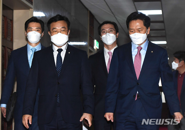 [서울=뉴시스]김진아 기자 = 윤호중 더불어민주당 원내대표와 김기현 국민의힘 대표 권한대행 겸 원내대표가 13일 오후 서울 여의도 국회의장실에서 박병석 국회의장 주재로 회동을 마친 후 나서고 있다. (공동취재사진) 2021.05.13. photo@newsis.com