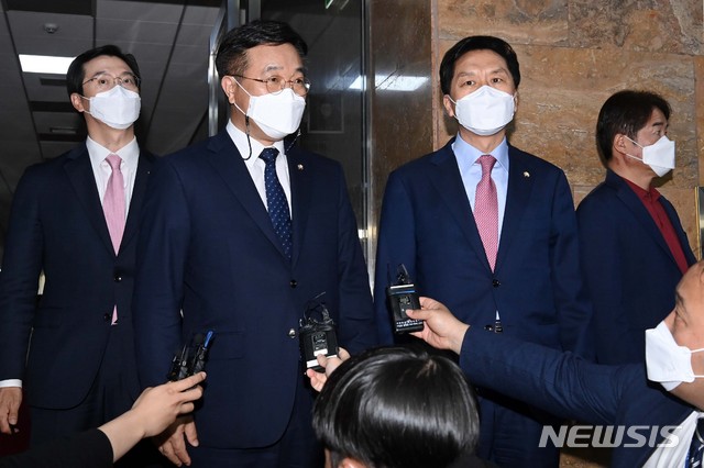 [서울=뉴시스]최동준 기자 = 더불어민주당 윤호중 원내대표, 국민의힘 김기현 원내대표가 13일 서울 여의도 국회에서 열린 박병석 국회의장 주재 여야 원내대표 회동 후 취재진 질문에 답변하고 있다. (공동취재사진) 2021.05.13. photo@newsis.com