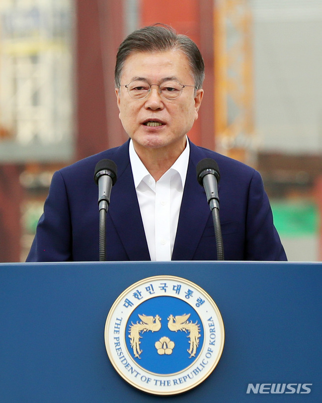 [평택=뉴시스]추상철 기자 = 문재인 대통령이 13일 오후 경기 평택시 삼성전자 평택단지 3라인 건설현장에 마련된 야외무대에서 열린 'K-반도체 전략 보고'에 참석해 발언하고 있다. 2021.05.13. scchoo@newsis.com