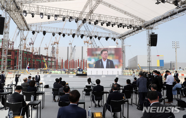 [평택=뉴시스]추상철 기자 = 문재인 대통령이 13일 오후 경기 평택시 삼성전자 평택단지 3라인 건설현장에 마련된 야외무대에서 열린 'K-반도체 전략 보고에 참석해 모두발언을 하고 있다. 2021.05.13. scchoo@newsis.com