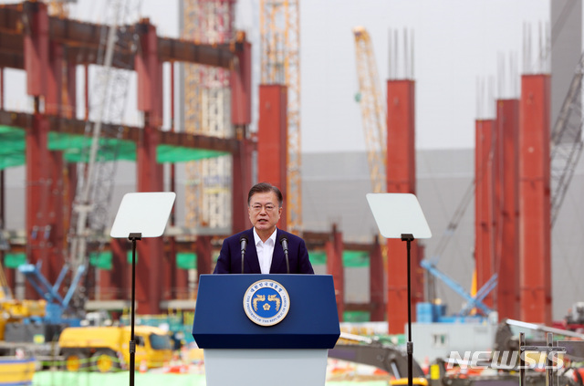 [평택=뉴시스]추상철 기자 = 문재인 대통령이 13일 오후 경기 평택시 삼성전자 평택단지 3라인 건설현장에 마련된 야외무대에서 열린 'K-반도체 전략 보고에 참석해 모두발언을 하고 있다. 2021.05.13. scchoo@newsis.com