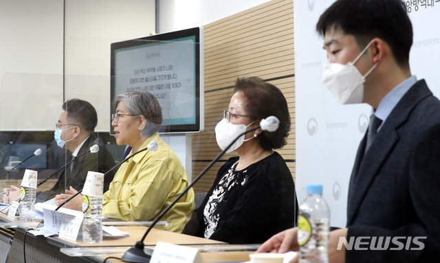 [청주=뉴시스]강종민 기자 = 엄중식 가천의대 감염내과 교수와 정은경 중앙방역대책본부장(질병관리청장), 서은숙 순천향대 의대 교수, 정재훈 가천의대 예방의학과 교수(왼쪽부터)가 13일 오후 충북 청주 질병관리청에서 60세 이상 국민들의 예방접종 관련 질문에 답변하고 있다. 2021.05.13. ppkjm@newsis.com