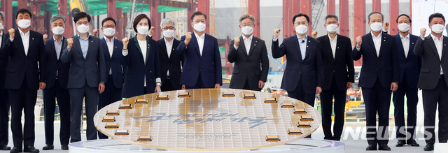 [평택=뉴시스]추상철 기자 = 문재인 대통령이 13일 오후 경기 평택시 삼성전자 평택단지 3라인 건설현장에 마련된 야외무대에서 열린 'K-반도체 전략 보고‘에 참석해 '반도체 생태계 강화 연대 협력 협약식'을 마친 후 기념촬영을 하고 있다. 2021.05.13. scchoo@newsis.com