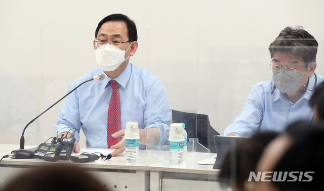 [서울=뉴시스]국회사진기자단 = 국민의힘 주호영 의원이 13일 서울 마포현대빌딩에서 열린 마포포럼에 참석해 발언하고 있다. 2021.05.13. photo@newsis.com