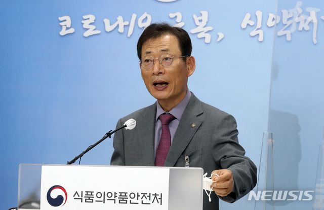 [청주=뉴시스]강종민 기자 = 오일환 중앙약사심의위원장이 13일 오후 충북 청주 질병관리청 브리핑실에서 모더나 코로나19 백신에 대한 약심위 자문 결과를 발표하고 있다. 2021.05.13. ppkjm@newsis.com