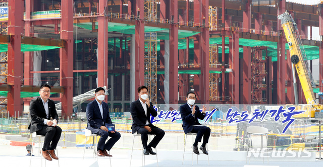 [평택=뉴시스]추상철 기자 = 김기남(오른쪽부터) 삼성전자 부회장, 박정호 SK하이닉스 부회장, 정칠희 네패스 회장, 박성현 리벨리온 대표이사가 13일 오후 경기 평택시 삼성전자 평택단지 3라인 건설현장에 마련된 야외무대에서 열린 'K-반도체 전략 보고'에 참석해 각각 발표를 마친후 자리하고 있다. 2021.05.13. scchoo@newsis.com 