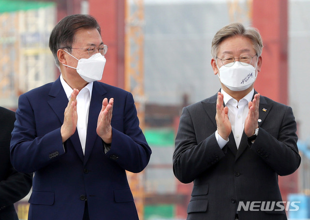 [평택=뉴시스]추상철 기자 = 문재인 대통령과 이재명 경기지사가 13일 오후 경기 평택시 삼성전자 평택단지 3라인 건설현장에 마련된 야외무대에서 열린 'K-반도체 전략 보고'에 참석해 기념촬영후 박수를 치고 있다. 2021.05.13. scchoo@newsis.com