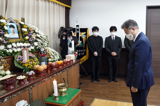 [평택=뉴시스] 문재인 대통령이 13일 오후 경기도 평택 안중백병원 장례식장에 마련된 고 이선호 씨 빈소를 찾아 조문하고 있다. (사진=청와대 제공) 2021.05.13. photo@newsis.com *재판매 및 DB 금지