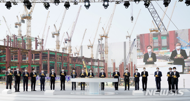 [평택=뉴시스]추상철 기자 = 유은혜 사회부총리 겸 교육부 장관을 비롯한 정부 관계자와 지자체장, 기업 대표들이 13일 오후 경기 평택시 삼성전자 평택단지 3라인 건설현장에 마련된 야외무대에서 열린 'K-반도체 전략 보고'에 참석해 '반도체 생태계 강화 연대 협력 협약'후 사인된 반도체 모형을 들고 기념촬영을 하고 있다. 2021.05.13. scchoo@newsis.com