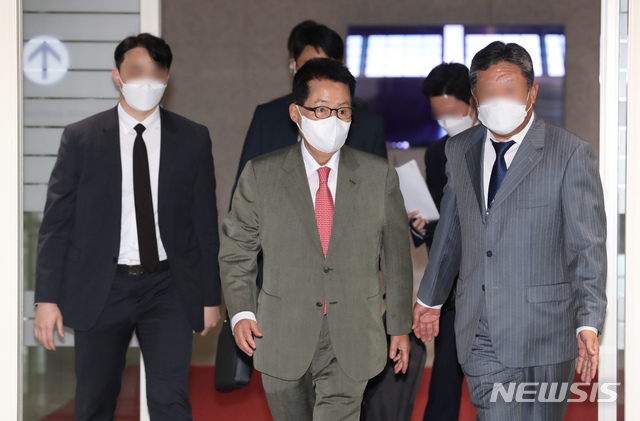 [인천공항=뉴시스]고승민 기자 = 일본에서 한미일 정보수장 회의 및 스가 요시히데 총리 면담 등의 일정을 마친 박지원 국가정보원장이 13일 인천국제공항 2터미널을 통해 귀국, 공항을 빠져나가고 있다. 2021.05.13. kkssmm99@newsis.com