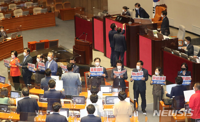 [서울=뉴시스]전진환 기자 = 국민의힘 의원들이 13일 오후 서울 여의도 국회에서 열린 제387회국회(임시회) 제1차 본회의에서 김부겸 국무총리 후보자의 임명동의안 강행처리를 규탄하는 구호를 외치는 동안 김기현 원내대표가 박병석 국회의장이 논의하고 있다. 2021.05.13. amin2@newsis.com