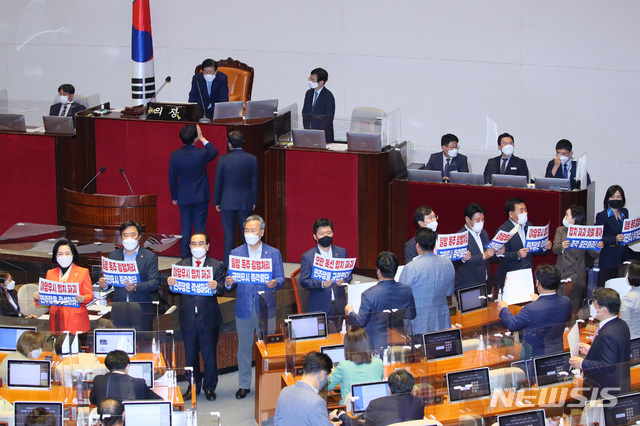 [서울=뉴시스]전진환 기자 = 김부겸 국무총리 후보자의 청문보고서가 인사청문특위에서 채택되지 않은 가운데 13일 서울 여의도 국회 본회의장에서 국민의힘 김기현 원내대표와 의원들이 김 총리 후보자 임명동의안 처리에 나선 더불어민주당을 규탄하고 있다. 2021.05.13. (공동취재사진) photo@newsis.com