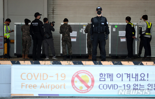 [인천공항=뉴시스]고승민 기자 = 백신 공동구매 국제프로젝트인 코백스 퍼실리티에서 공급받는 아스트라제네카 사의 코로나19 백신 83만5천회분이 13일 인천국제공항 화물터미널에 도착, 백신 수송 관계자들이 백신을 운송차량에 싣기 전 백신이 보관된 박스를 살피고 있다. 2021.05.13. kkssmm99@newsis.com