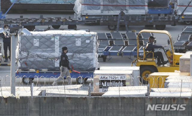 [인천공항=뉴시스]고승민 기자 = 백신 공동구매 국제프로젝트인 코백스 퍼실리티에서 공급받는 아스트라제네카 사의 코로나19 백신 83만5천회분이 지난 5월13일 인천국제공항 화물터미널에 도착, 경비 속 차량으로 이송되고 있다. 2021.05.13. kkssmm99@newsis.com