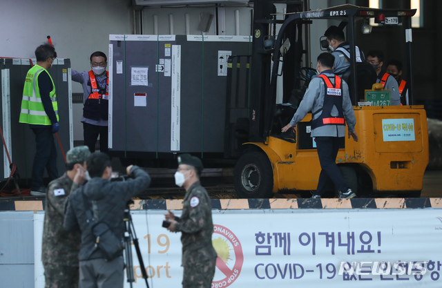 [인천공항=뉴시스]고승민 기자 = 백신 공동구매 국제프로젝트인 코백스 퍼실리티에서 공급받는 아스트라제네카 사의 코로나19 백신 83만5천회분이 13일 인천국제공항 화물터미널에 도착, 백신 수송 관계자들이 백신을 운송차량에 싣고 있다. 2021.05.13. kkssmm99@newsis.com