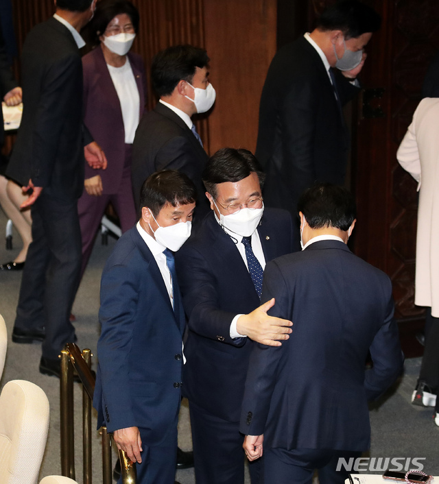 [서울=뉴시스]전진환 기자 = 윤호중 더불어민주당 원내대표가 13일 오후 서울 여의도 국회에서 열린 제387회 국회(임시회) 제1차 본회의에서 국무총리(김부겸) 임명동의안이 가결된 후 동료의원들을 격려하고 있다. 국민의힘 의원들은 이날 본회의 표결에 불참했다. 2021.05.13. amin2@newsis.com