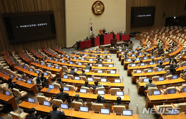 [서울=뉴시스]전진환 기자 = 13일 오후 서울 여의도 국회에서 열린 제387회 국회(임시회) 제1차 본회의에서 국무총리(김부겸) 임명동의안이 가결되고 있다. 국민의힘 의원들은 이날 본회의 표결에 불참했다. (공동취재사진) 2021.05.13. photo@newsis.com