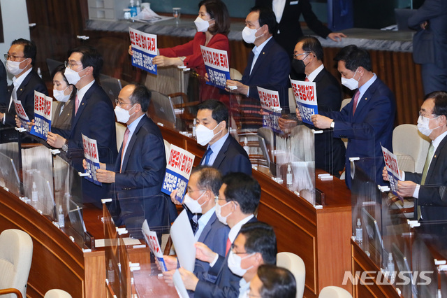 [서울=뉴시스]전진환 기자 = 김부겸 국무총리 후보자의 청문보고서가 인사청문특위에서 채택되지 않은 가운데 13일 서울 여의도 국회 본회의에서 국민의힘 김기현 원내대표와 의원들이 김 총리 후보자 임명동의안 처리에 나선 더불어민주당을 규탄하고 있다. 2021.05.13. (공동취재사진) photo@newsis.com