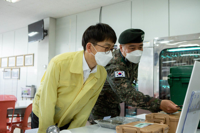 [서울=뉴시스]최진석 기자 = 박재민(왼쪽) 국방부차관이 격리장병용 도시락을 확인고 있다.  2021.05.13. (사진=국방부 제공) photo@newsis.com *재판매 및 DB 금지