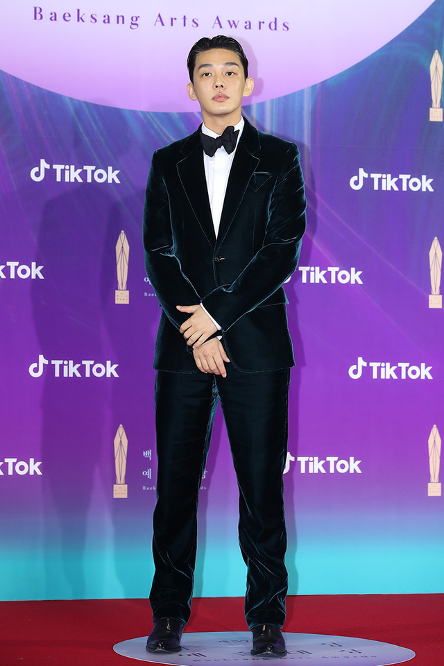 [서울=뉴시스]최진석 기자 = 유아인이 13일 오후 경기도 고양시 일산 킨텍스에서 열린 '제57회 백상예술대상' 시상식 레드카펫 행사에 참석해 포토타임을 갖고 있다. 2021.05.13. (사진=백상예술대상 사무국 제공) photo@newsis.com