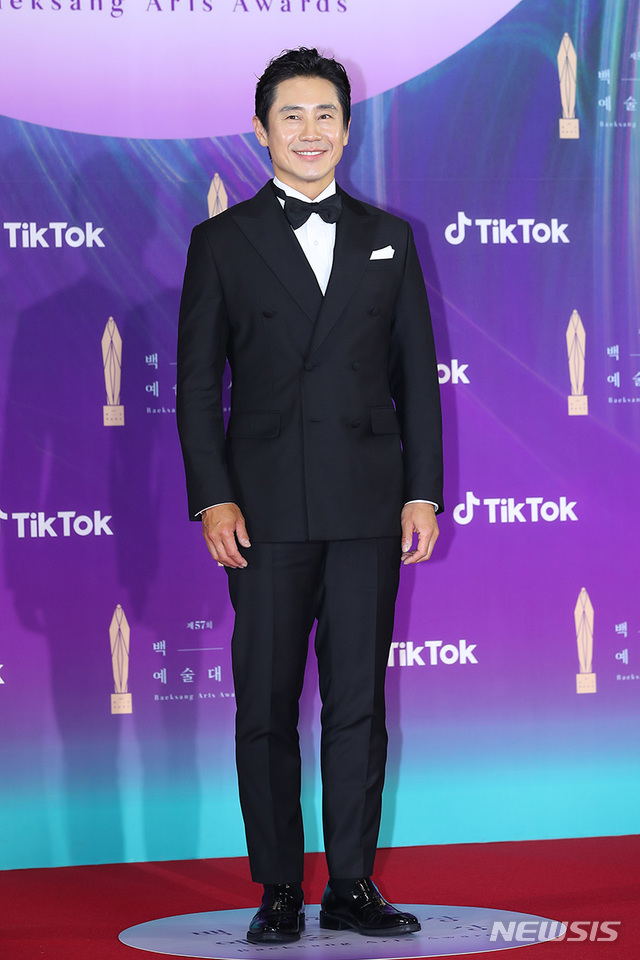  [서울=뉴시스]최진석 기자 = 신하균이 13일 오후 경기도 고양시 일산 킨텍스에서 열린 '제57회 백상예술대상' 시상식 레드카펫 행사에 참석해 포토타임을 갖고 있다. 2021.05.13. (사진=백상예술대상 사무국 제공) photo@newsis.com 