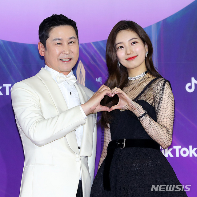  [서울=뉴시스]최진석 기자 = 신동엽과 수지가 13일 오후 경기도 고양시 일산 킨텍스에서 열린 '제57회 백상예술대상' 시상식 레드카펫 행사에 참석해 포토타임을 갖고 있다. 2021.05.13. (사진=백상예술대상 사무국 제공) photo@newsis.com