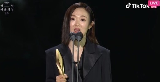 [서울=뉴시스] '백상예술대상' 이봉련. 2021.05.13. (사진 = TV 생중계 캡처) photo@newsis.com