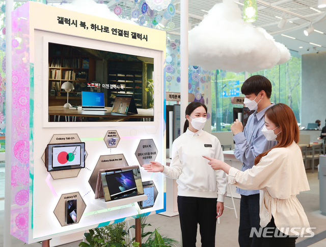 [서울=뉴시스] 삼성 디지털프라자 삼성대치본점 '갤럭시 스튜디오'에서 소비자들이 스마트폰·태블릿·웨어러블 기기 등 다양한 갤럭시 기기와 쉽고 편리하게 연동되는 '갤럭시 북 프로' 시리즈의 혁신적인 연결성을 체험하고 있는 모습. (사진=삼성전자 제공)