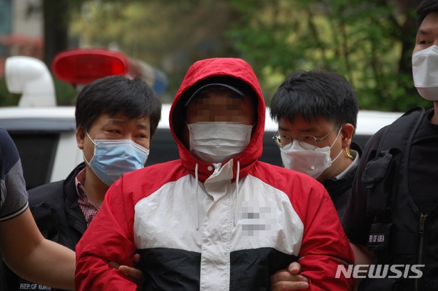 [인천=뉴시스] 김동영 기자 =인천 중구 신포동 한 노래주점에서 40대 손님을 살해하고 시체를 야산에 유기한 30대 업주가 14일 오후 구속 전 피의자 심문(영장실질심사)을 받기 위해 인천지법에 들어서고 있다. 2021. 5.14. dy0121@newsis.com 