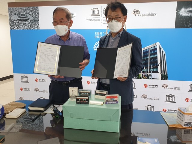 [광주=뉴시스]송창헌 기자 = 1980년 5월 광주민주화운동 당시 전남대학교 학생기자로 활동했던 조규백씨가 14일 5·18 당시의 생생한 녹음기록을 41년 만에 기증했다. (사진=전남대 제공) 2021.05.14 photo@newsis.com *재판매 및 DB 금지