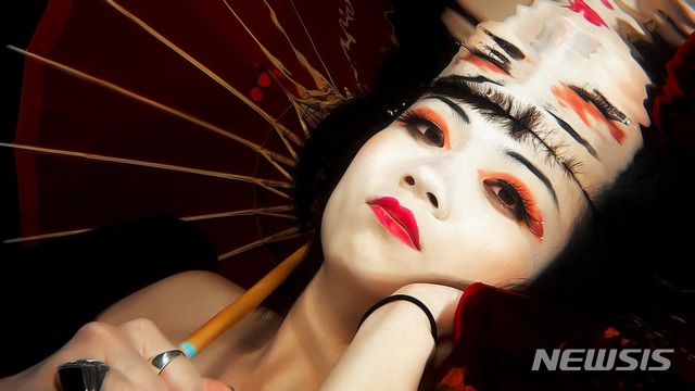 [서울=뉴시스]영화 'M. 버터플라이' 스틸. (사진 = 왓챠 제공) 2021.05.14.photo@newsis.com