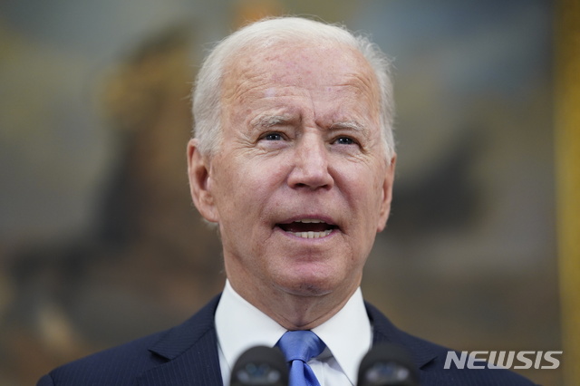 [워싱턴=AP/뉴시스]13일(현지시간) 조 바이든 미국 대통령이 백악관 루즈벨트룸에서 송유관 업체 콜로니얼 파이프라인 사태와 관련해 발언하고 있다. 2021.05.14.