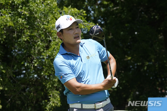 [맥키니=AP/뉴시스]강성훈이 13일(현지시간) 미 텍사스주 매키니의 TPC 크레이그 랜치에서 열린 미국프로골프(PGA) 투어 AT&T 바이런 넬슨 첫날 2번 홀에서 티샷 후 타구를 바라보고 있다. '디펜딩 챔피언' 강성훈은 경기가 진행 중인 현재 5언더파로 공동 31위를 기록하고 있다. 2021.05.14.