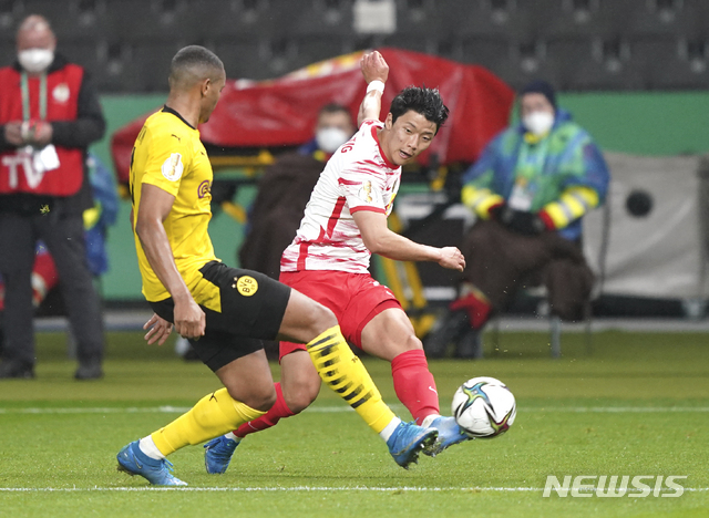 [베를린=AP/뉴시스]황희찬의 소속팀 라이프치히가 14일(한국시간) 독일 베를린의 올림픽 스타디움에서 벌어진 보루시아 도르트문트와의 2020~2021시즌 독일축구협회(DFB) 포칼 결승에서 1-4로 완패했다. 황희찬은 전반 45분만 뛰었다.