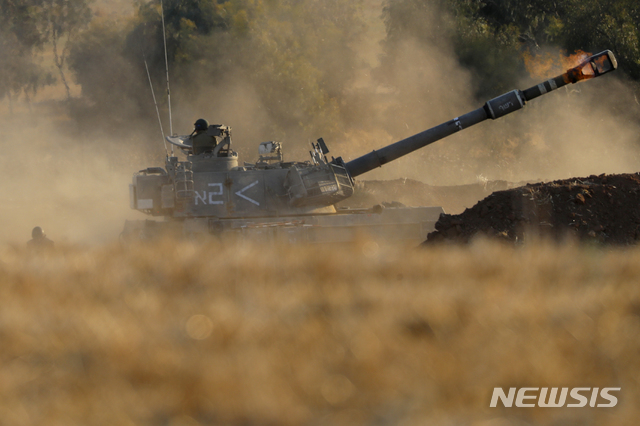 [가자=AP/뉴시스]이스라엘 포병이 13일(현지시간) 가자 지구를 상대로 발포하고 있다. 2021.05.14.