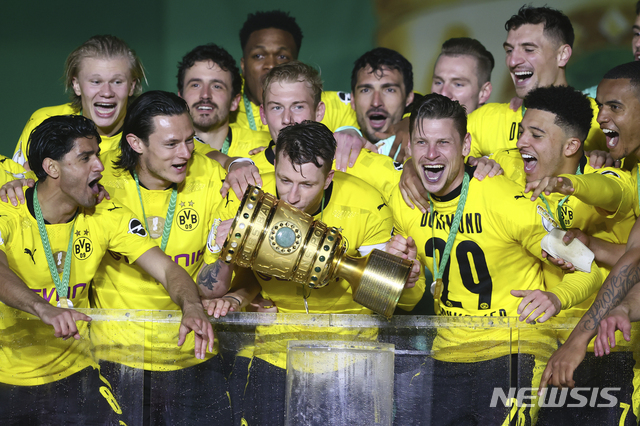 [베를린=AP/뉴시스]황희찬의 소속팀 라이프치히가 14일(한국시간) 독일 베를린의 올림픽 스타디움에서 벌어진 보루시아 도르트문트와의 2020~2021시즌 독일축구협회(DFB) 포칼 결승에서 1-4로 완패했다. 도르트문트의 5번째 우승이다.