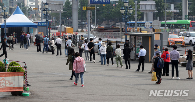 [서울=뉴시스]박주성 기자 = 지난 14일 오전 서울 중구 서울역 광장 임시선벌검사소에 시민들이 검사를 받기 위해 줄을 서고 있다. 2021.05.14. park7691@newsis.com