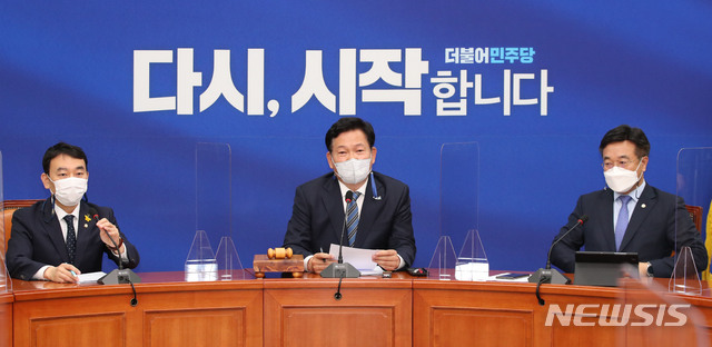 [서울=뉴시스]김진아 기자 = 송영길 더불어민주당 대표가 14일 서울 여의도 국회에서 열린 최고위원회의에서 발언을 하고 있다. 2021.05.14. bluesoda@newsis.com