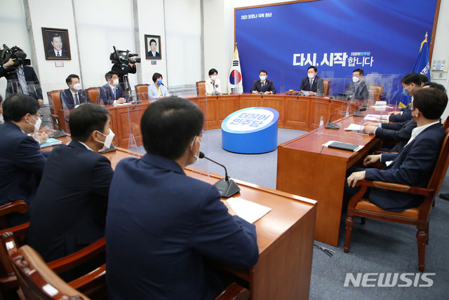 [서울=뉴시스]김진아 기자 = 송영길 더불어민주당 대표가 14일 서울 여의도 국회에서 열린 최고위원회의에서 발언을 하고 있다. 2021.05.14. bluesoda@newsis.com